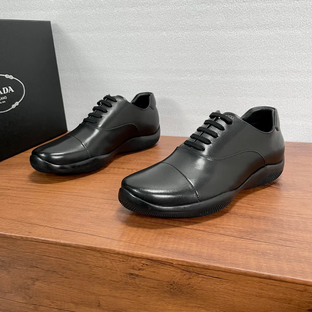 💰720 Code: YS003342 Prada/Prada men's new leather sneakers. This sneaker is made of imported calf leather, with a two-jointed Oxford shoe upper design, inspired by classic aesthetic concepts. Equipped with 3.5cm iconic red label lightweight elastic rubber soles, fabric and cowhide mixed lining, and silk-printed logo cowhide foot pads. The style is versatile and durable, comfortable and breathable, and comes with a full set of original packaging dust bags! Code number: 39-40-41-42-43-44 standard leather shoe code (45 can be customized but returns and exchanges are not supported) Item number: 4E0770 black